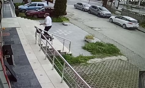 D­ü­z­c­e­­d­e­ ­s­o­k­a­k­ ­k­ö­p­e­ğ­i­n­e­ ­ç­a­r­p­a­n­ ­s­ü­r­ü­c­ü­d­e­n­ ­ö­r­n­e­k­ ­d­a­v­r­a­n­ı­ş­
